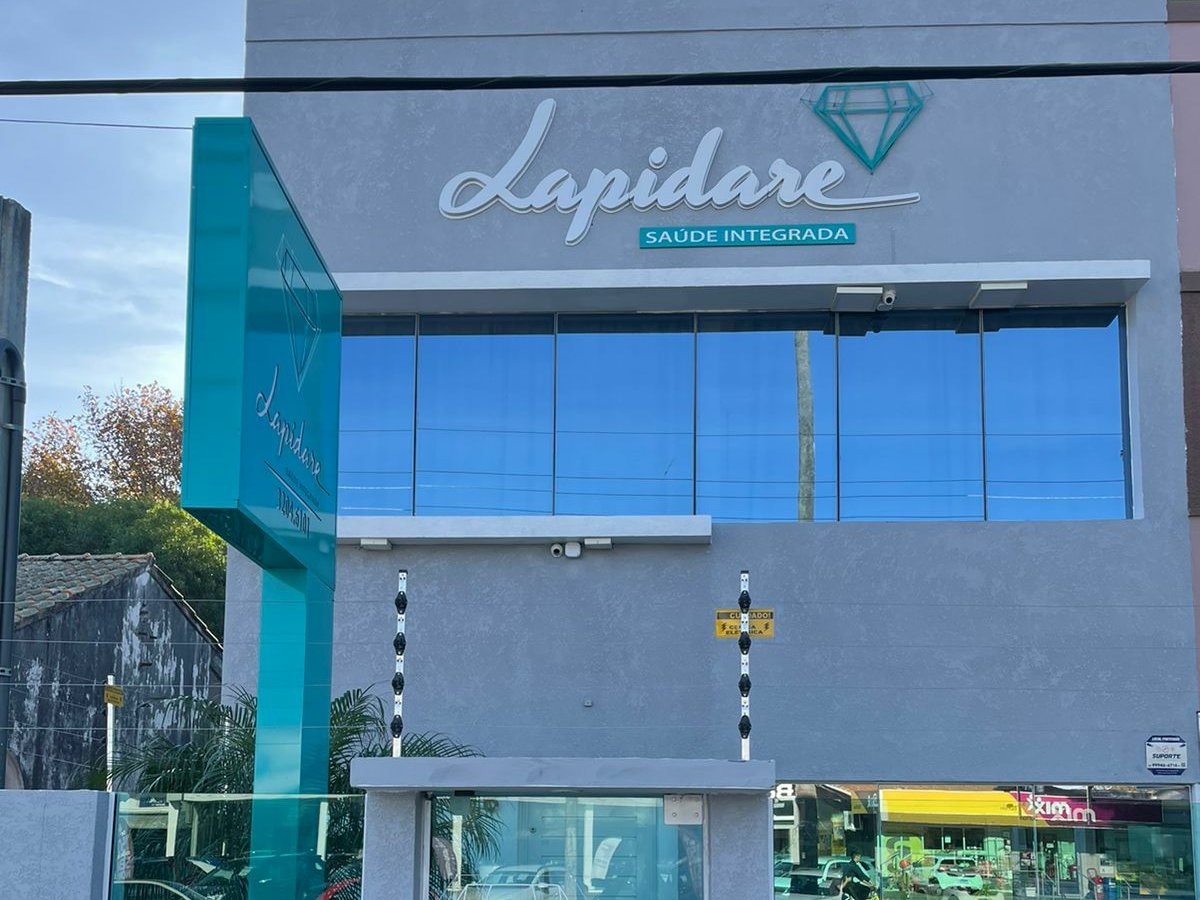 Fachada da Clínica Lapidare na Av. Rheingantz, 28, em Rio Grande: letreiro Lapidare Saúde Integrada com o símbolo do diamante.